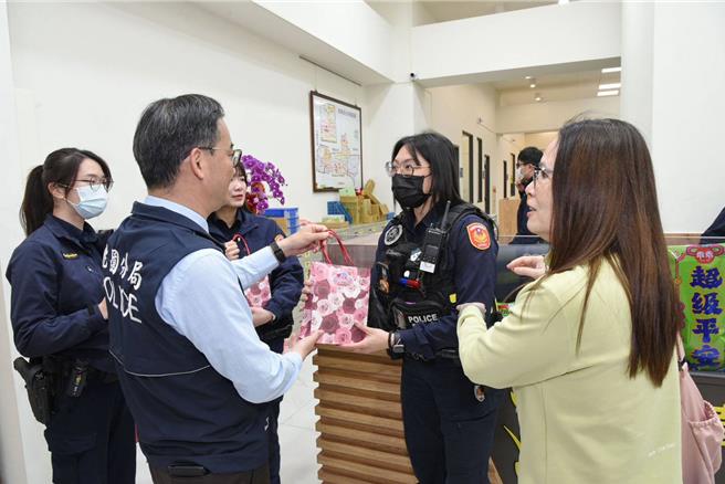 桃园警分局长王智民表示，每一位桃园分局女警及工友们，平时为维护社会治安稳定及交通平安顺畅，除于勤务中认真负责执勤外，兼顾家庭照顾。（警方提供）