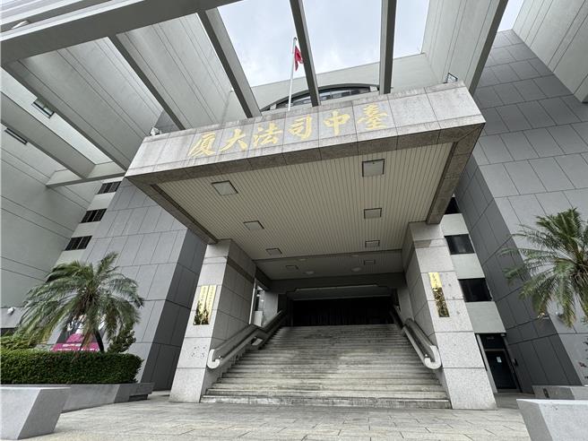 台中市47歲邱姓男子去年2月與母親爭執時出手推母親，釀母親頭部撞擊地面，送醫搶救2周不治，台中地院國民法官庭7日依傷害致死罪判邱4年6月，可上訴。 （潘虹恩攝）