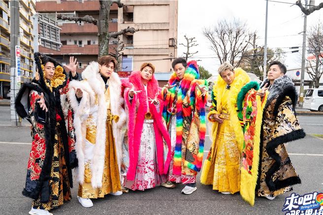 6棒穿上特殊服装准备演出。（TVBS提供）