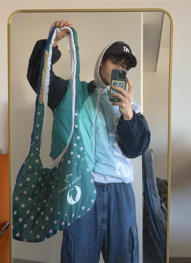 陈奕通把奥运棉被改造成包包、外套。（陈奕通提供）