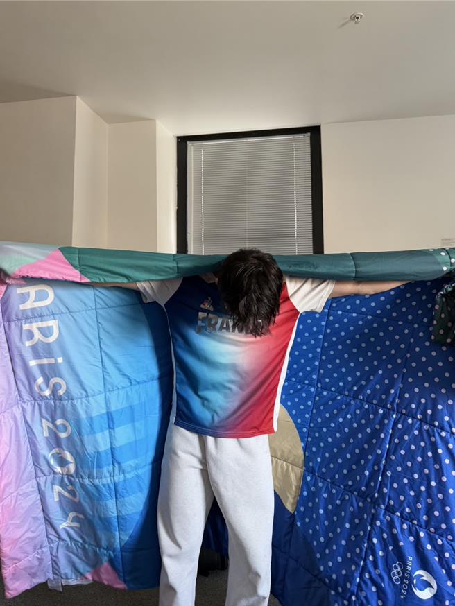 陈奕通很爱巴黎奥运的棉被。（陈奕通提供）