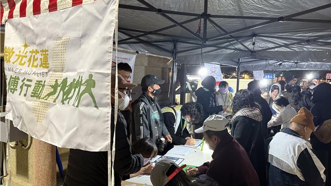 罷免團體花蓮進行第二階段簽署連署。（王志偉攝）