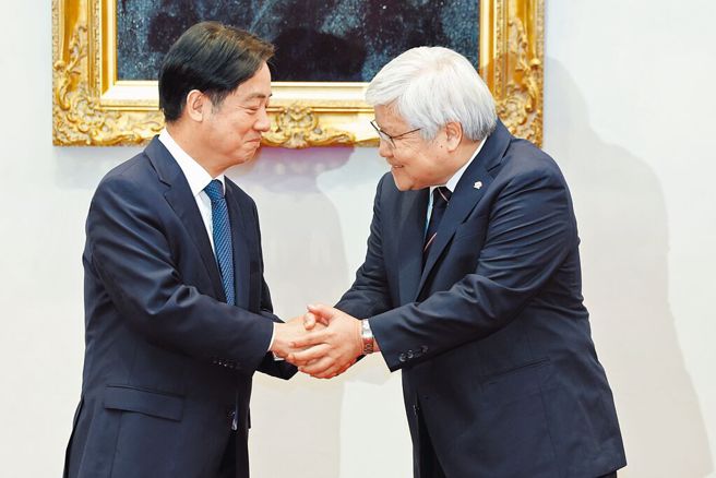 台积电日前宣布投资美国千亿美元，总统赖清德（左）6日偕台积电董事长魏哲家（右）举行记者会，两人握手致意。（资料照，杜宜谙摄）