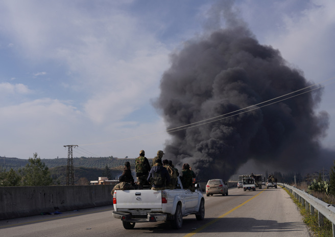 2025年3月7日，叙利亚拉塔基亚（Latakia）政府军与亲阿萨德的阿拉维派（Alawite）战士作战。（路透社）