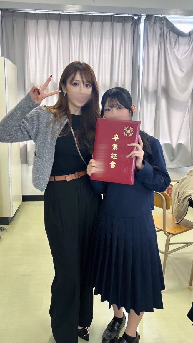 34歲的媽媽與17歲女兒合照，引起網友暴動，表示看起來像姊妹。（圖／取自X@lialia613）