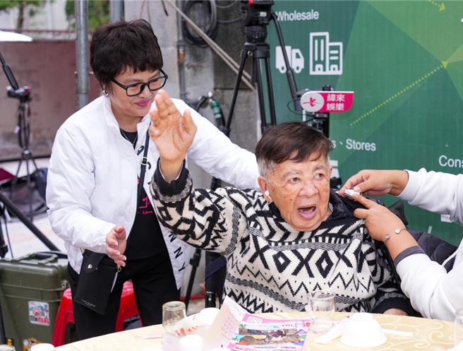 纪宝如（左）相当照顾林松义等资深艺人。（罗永铭摄）