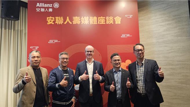 安联人寿深耕台湾，总经理罗伟睿(图中)力拼今年新契约保费，要抢进业界第三名。(洪凯音摄影／洪凯音台北传真)