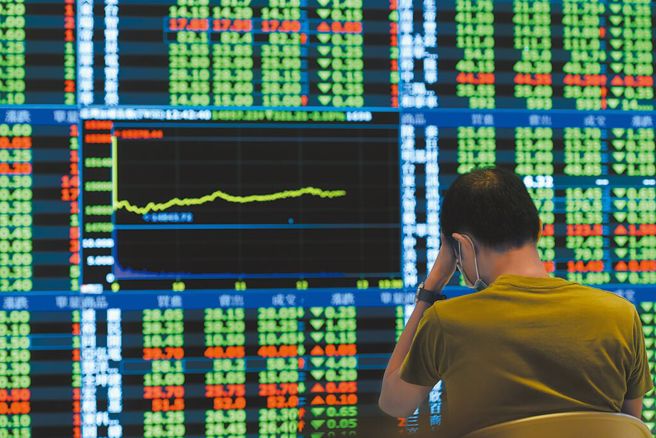 美国非农就业公布低于预期，台指期夜盘在数据公布瞬间跌至22,340。(示意图/资料照片)