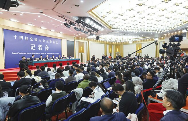 2025年大陆人大记者会，相关官员就发展改革、财政预算、商务、金融证券等相关问题，回答中外记者提问。图／新华社