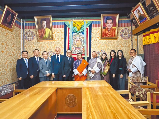 第41届ABA年会今年9月将于不丹王国登场，现任ABA会长、中国信托金控副董事长吴一揆（左五）亲自率团赴不丹王国参访，拜会该国财政部长Lyonpo Lekey Dorji（中）。图／ABA提供