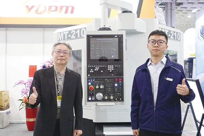 奕達精機總經理蒲宏彥（左）、專案經理高弘宇（右）在MT-210八軸車銑加工中心機前合影。圖／黃俊榮