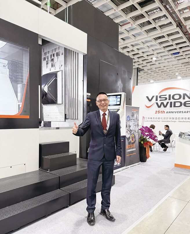 乔崴进董事长陈松江和ASM立卧五轴加工中心机合影。图／黄俊荣
