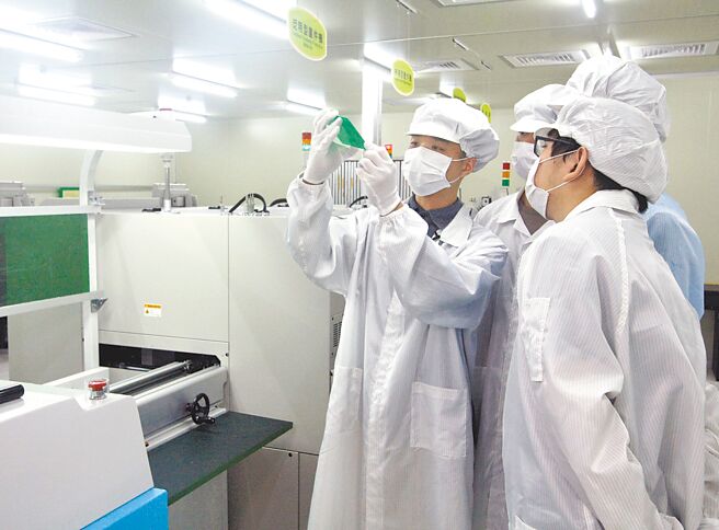 龙华学子在校接受扎实的实作训练，毕业生普获企业青睐。图／龙华科大提供