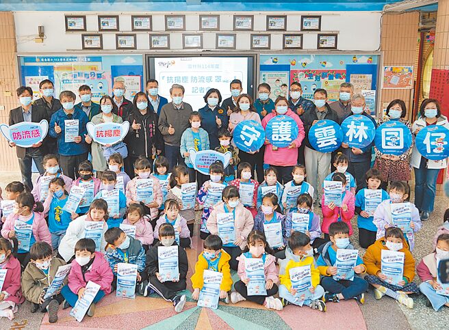 雲林縣各學校開學至今已有13班因流感停課，縣府6日宣布採購378萬片醫療用口罩，發放給全縣各公私立國中小、幼兒園學生與教職員。（張朝欣攝）