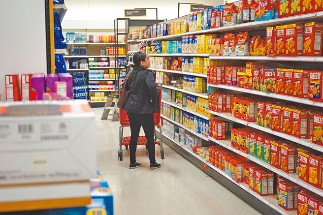 野村证券策略师大胆预测，川普政府刻意让经济衰退，以促使联准会降息，方便往后推动经济议程。图为美国消费者在一家商店内购物。（新华社）