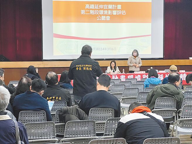高铁延伸宜兰第二阶段环境影响评估公听会6日在汐止区公所举行，双溪区里长联谊会会长简德福（台下站立者）不满路线已经定案。（王扬杰摄）