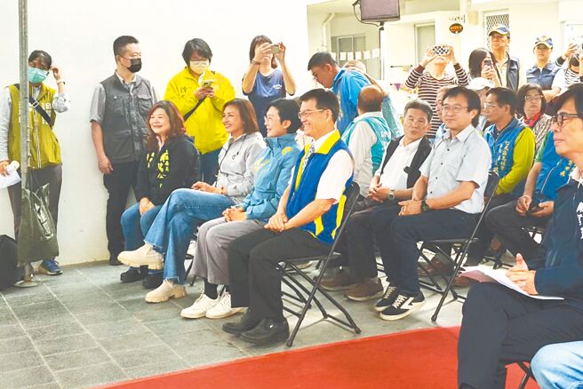 高雄市仁武区湾内公共托婴中心6日正式启用，争取2026年民进党高雄市长提名的立委林岱桦（前排左三）与邱议莹（前排左二）皆到场，2人罕见并肩而坐。（记者林雅惠摄）