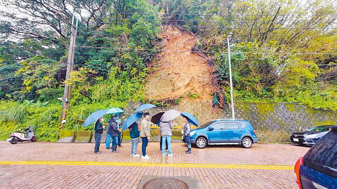近日基隆连日下大雨，阿根纳船厂附近边坡有零星土石崩落，当地是热门景点，议员要求市府应尽快完成边坡整治。（张志康摄）