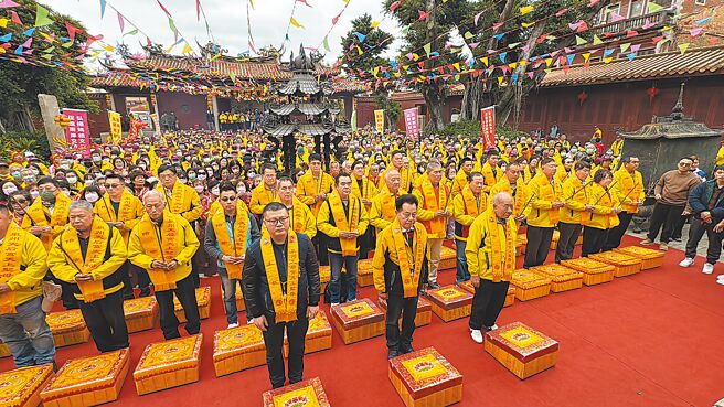 金門縣媽祖聯誼會號召850人組成疫後最大宗教交流團，6日上午經小三通前往大陸福建展開4天3夜行程，6日首站在泉州天后宮，向天上聖母祈福，祈求兩岸和平。（于家麒攝）