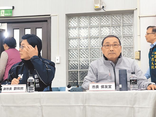 新北市长侯友宜（右）6日在新庄区行动治理座谈会脱口说出要将捷运土城树林线收回自建，台北市捷运局也证实双方有针对此议题研商。（吕健豪摄）