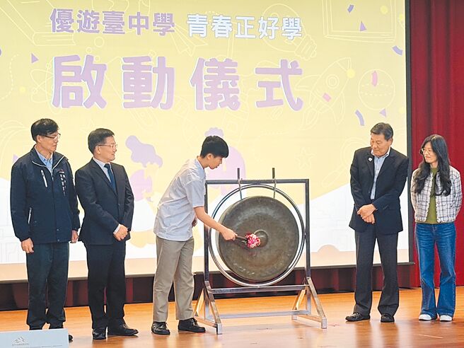 台中假日跨校選修課程「優遊台中學」6日在忠明高中圖書館舉辦記者會，修課時數51小時的劉兆凱（左三）「敲鑼」宣告啟動。（潘虹恩攝）