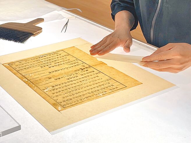 云林北港朝天宫文物修復中心修復清朝《天后昭应录》，将印发复本。（北港朝天宫提供／张朝欣云林传真）