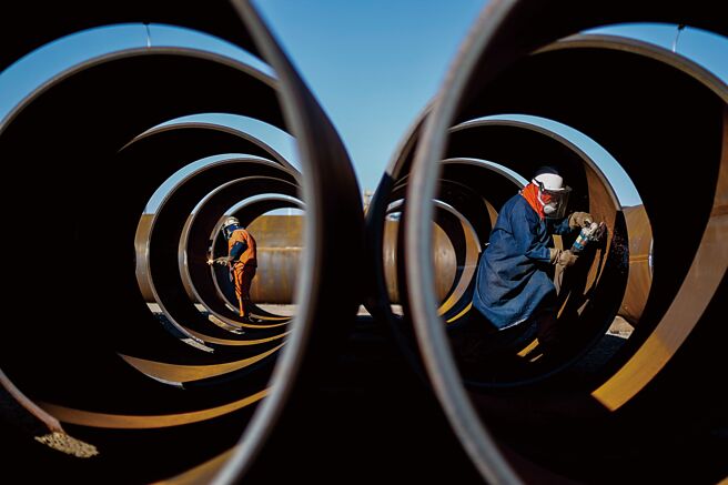 受到中国钢材低价倾销影响，韩国钢铁业遭遇严重衝击，韩国日前初步决定，将对中国进口的厚钢板徵收最高38％的反倾销税。（新华社）