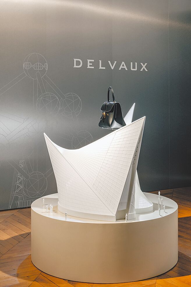 以1958年布鲁塞尔世博馆中的菲利普馆为灵感，打造的Brillant包款有着极为神似的身型。（Delvaux提供）