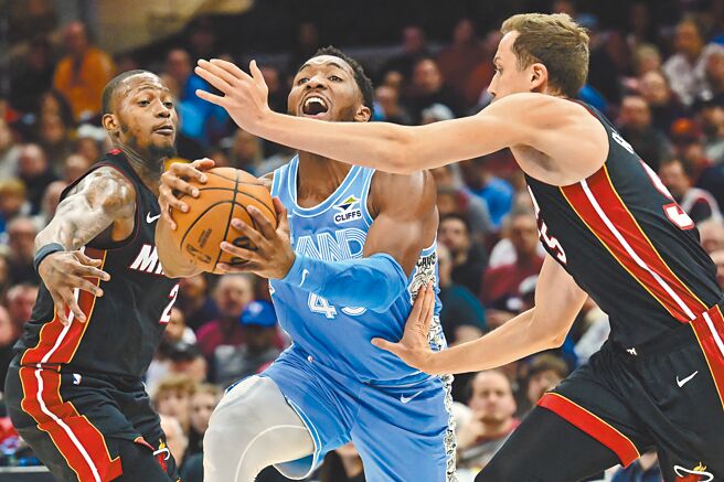 米契爾（中）幫助球隊擊敗熱火，並且帶領騎士成為本季第一支取得季後賽資格的球隊。（路透）