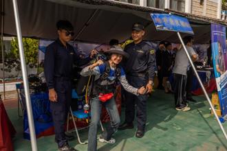 敦睦支隊環島航訓首站 體驗海軍重裝變身怒海潛將