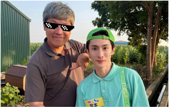 42歲阿本與高中同學合照外型差異大 網：對方不是老師？