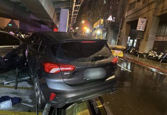 少年偷开车到烘炉地拜拜 天雨路滑失控撞毁17机车