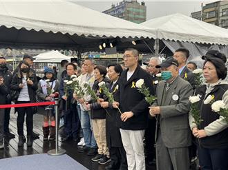 「基隆228」追思 遺族港邊揮淚拋菊花致意 盼設立紀念碑