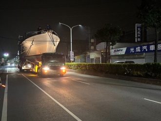 屏东大货车载游艇勾电缆线 万丹路电线杆倾斜