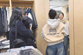 韓名校棒球外套夯 掀代購商機