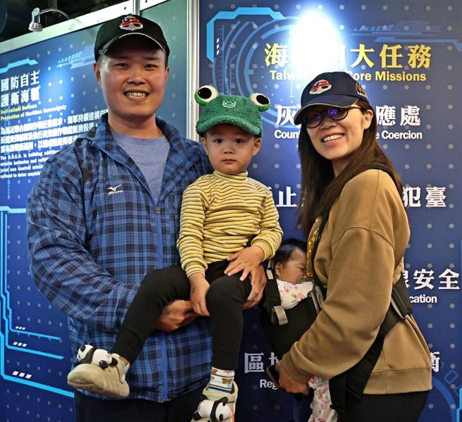 曾在海军仪队服役的民眾刘松霖。（记者孙建屏摄）