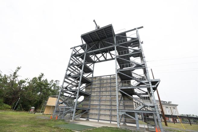 　「冒险塔—20米自由落体」可说是训练场地勇气考验的「魔王关卡」，挑战体能与心理恐惧极限。（记者尤韵婷摄）