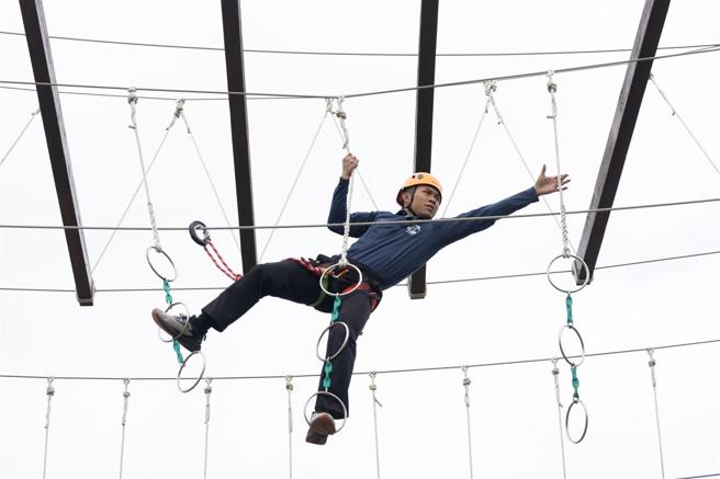 　「团队挑战设施」操作时须手脚并用，也要克服无法控制摆盪方向的绳索及失重感。（记者尤韵婷摄）
