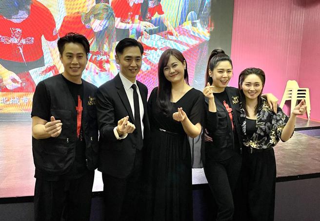 张文绮（右）7日出席艺起发光餐会分享副业近况。（谢采恩摄）