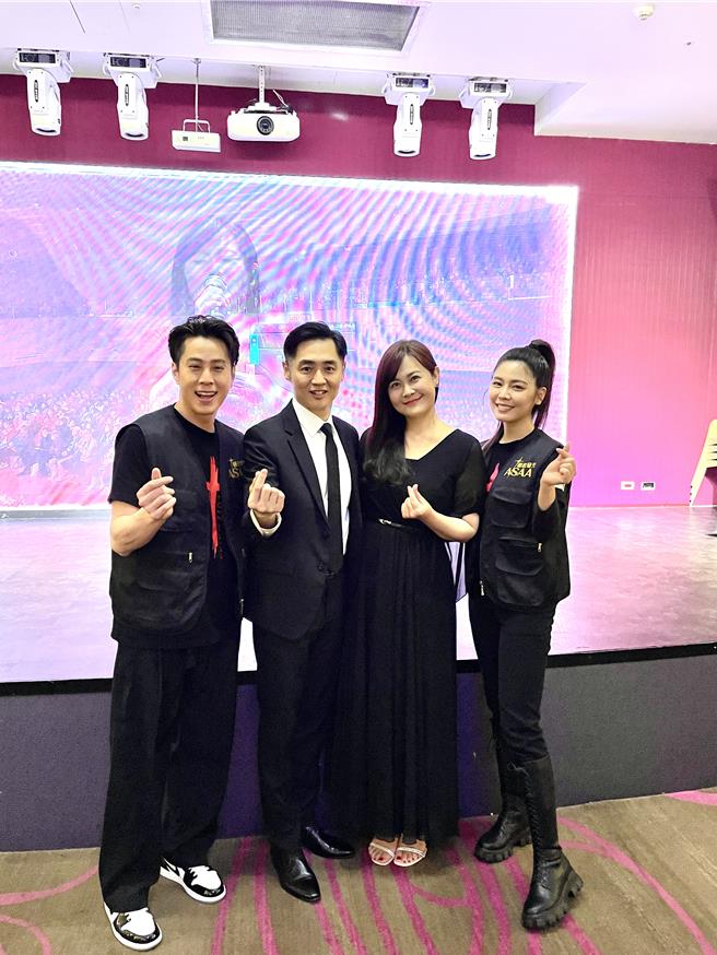 吴东谚（左起）、宋逸民、陈维龄、白家绮7日一同出席感恩餐会，分享上帝的美好。（谢采恩摄）