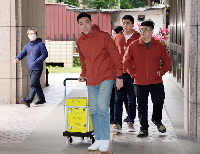 罷免綠委吳思瑤民間團體「地動刪瑤」召集人賴苡任（中）等人6日前往中選會送出補件。（資料照，姚志平攝）