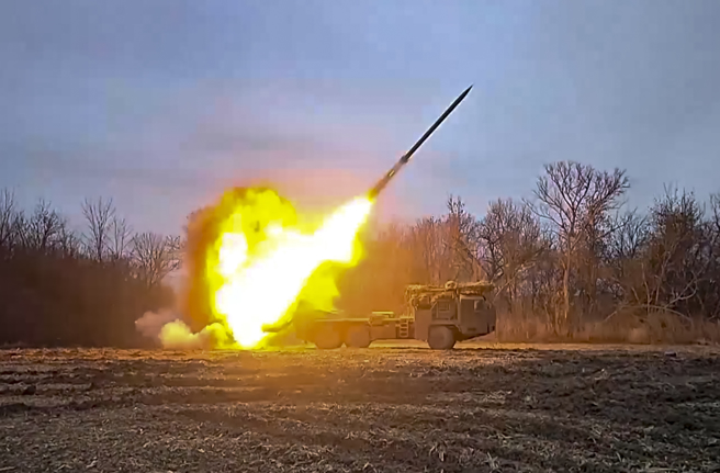 俄军2月6日在库斯克朝乌克兰阵地发射火箭弹的画面。（俄罗斯国防部）