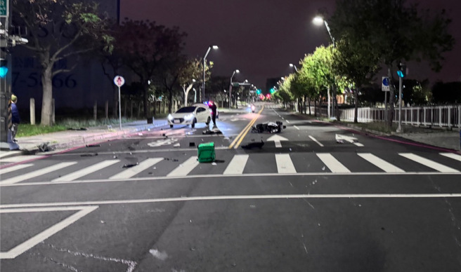 22岁外送员遭撞喷飞惨死，可恶又是酒驾，肇逃驾驶抓到了。（翻摄画面）