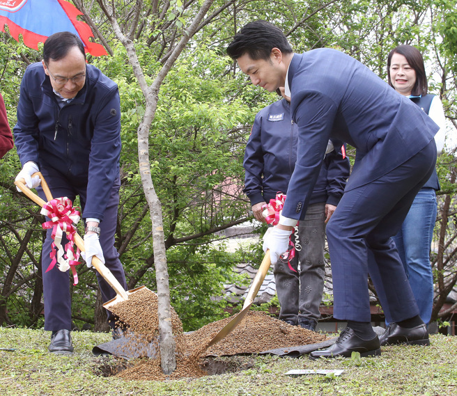 國民黨主席朱立倫（左起）及台北市長蔣萬安8日參加北市黨部「孫中山逝世百年緬懷植樹」活動，外傳朱立倫下令黨籍立委禁上綠營政論節目降低仇恨值，對此朱強調並沒有針對某立委，他一向要求黨籍立委多花時間經營地方。（范揚光攝）
