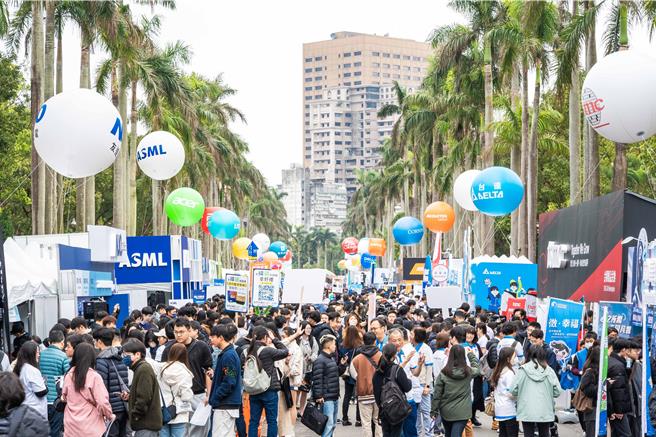 台大校园徵才博览会今年连结超过330家企业与450个摊位，涵盖数位科技、绿能、半导体、金融、制造、智慧医疗等领域，释出超过4万个职缺。（图／台大提供）