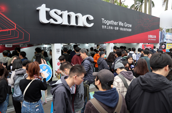 2025台大校园徵才博览会8日在台大校园举行，大批年轻人在台积电摊位了解企业徵才情形。（姚志平摄）