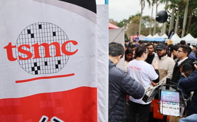 2025台大校园徵才博览会8日在台大校园举行，大批年轻人在台积电摊位了解企业徵才情形。（姚志平摄）