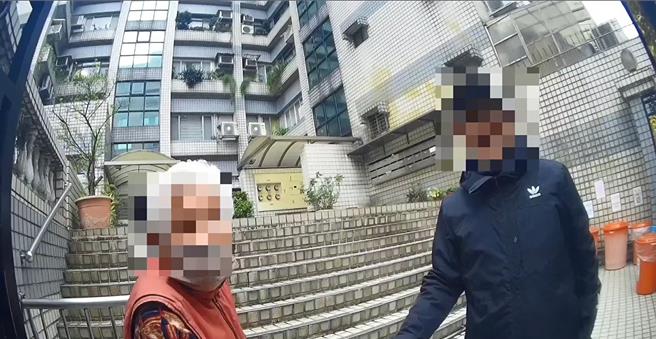94岁老妇走失，北市内湖警分局员警助她返家。（翻摄画面）
