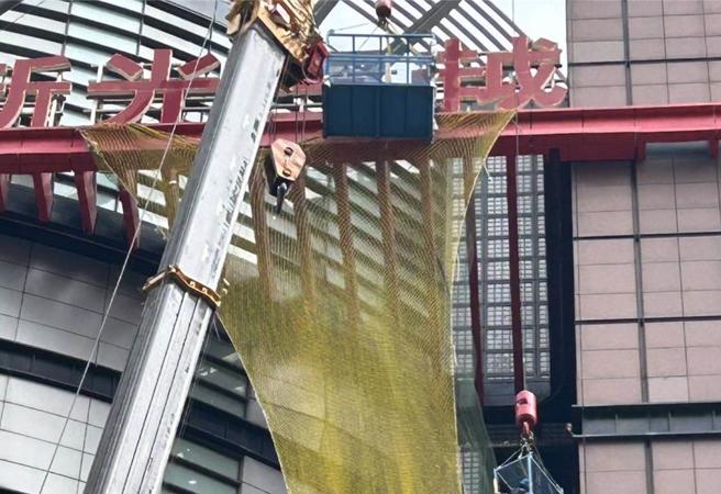 新光三越建物改善，都发局要求业者分3阶段加速进行，其中第1阶段拆除外墙危险物并施做防护网，预计3月31日完成。（图／台中市府）