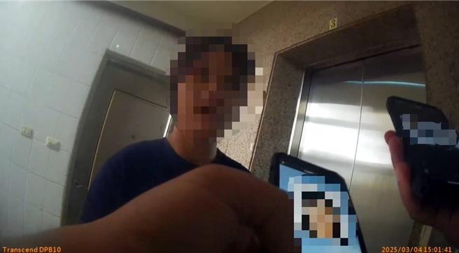 警員發現女子謊報身分，便拍攝臉部照片以人臉辨識查出對方為通緝犯。（警方提供）